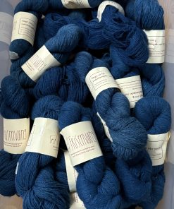 Koboltblåt håndspundet bæredygtigt strikkegarn af 100% alpaca