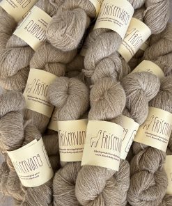 Cafe latte brunt håndspundet bæredygtigt garn af 100% alpakauld