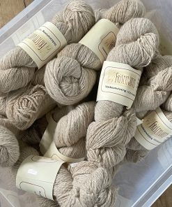 Lyst Cafe latte brunt håndspundet bæredygtigt garn af 100% alpakauld