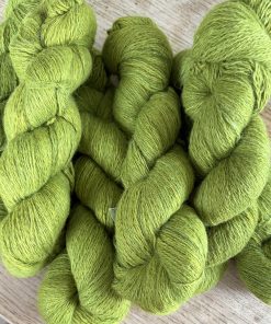 Frisenvangs håndspundne plantefarvede vårgrønne garn - Royal/baby alpaka